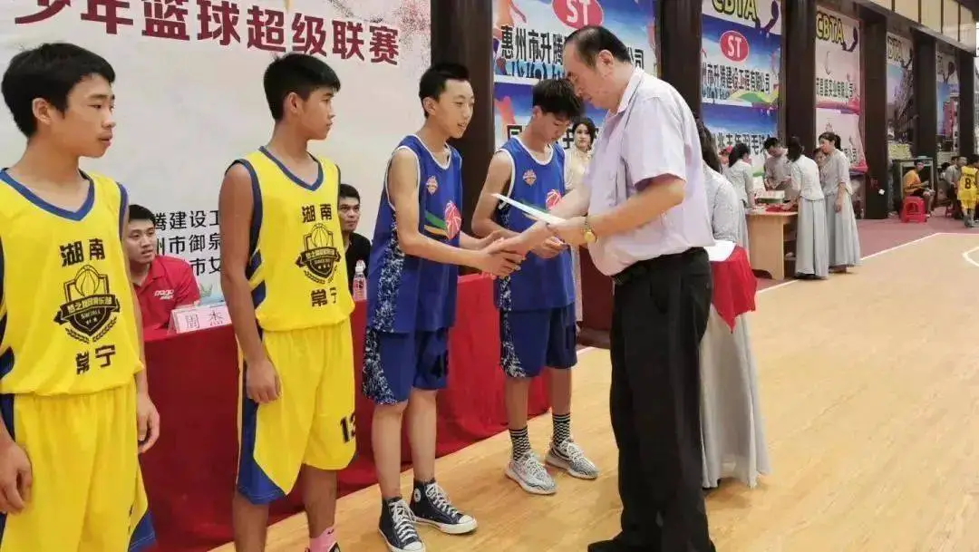 专业篮球运动员的赛前饮食策略_1